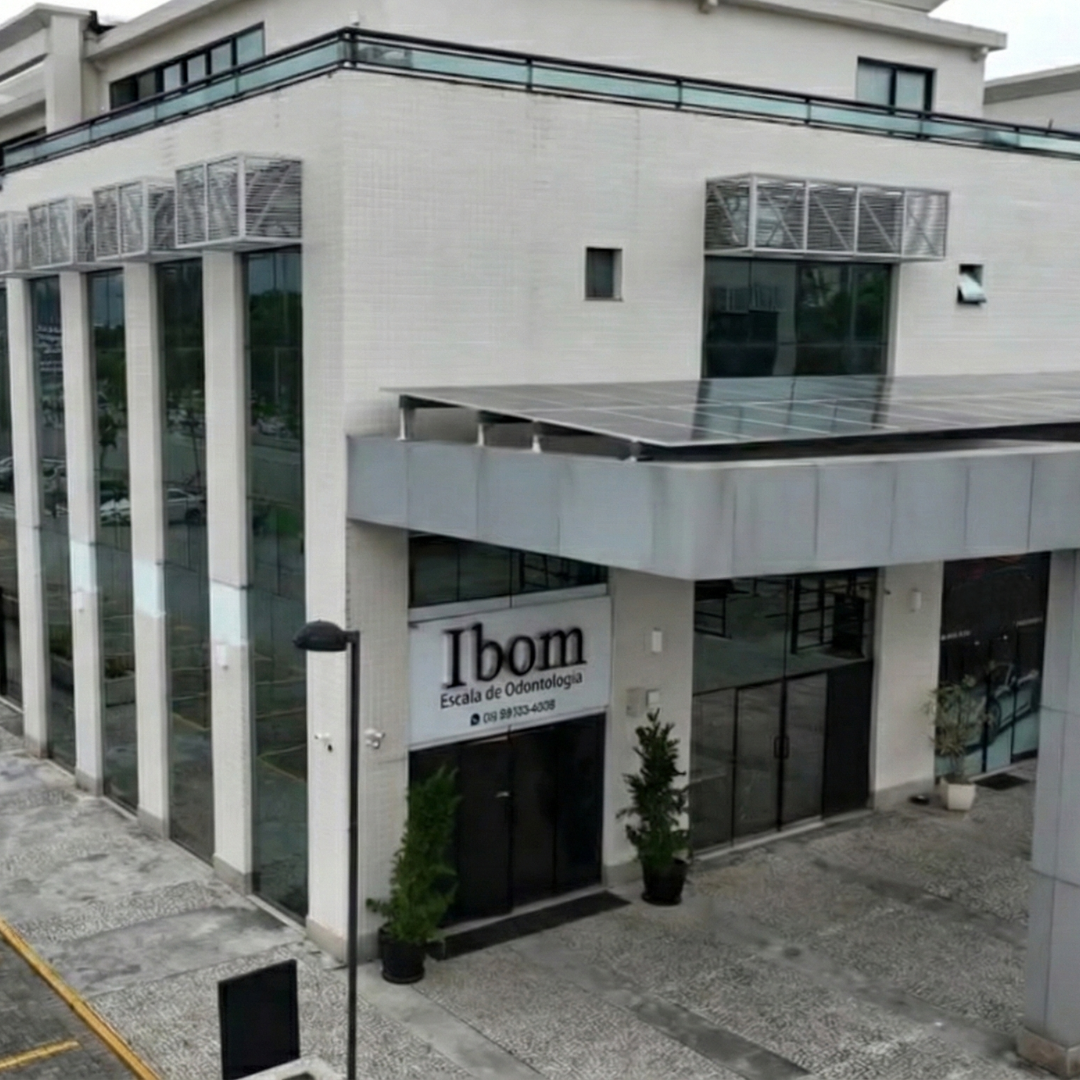 Train in Barra da Tijuca at IBOM, one of Rio’s safest and most prestigious clinical districts, chosen by demanding international clinicians.